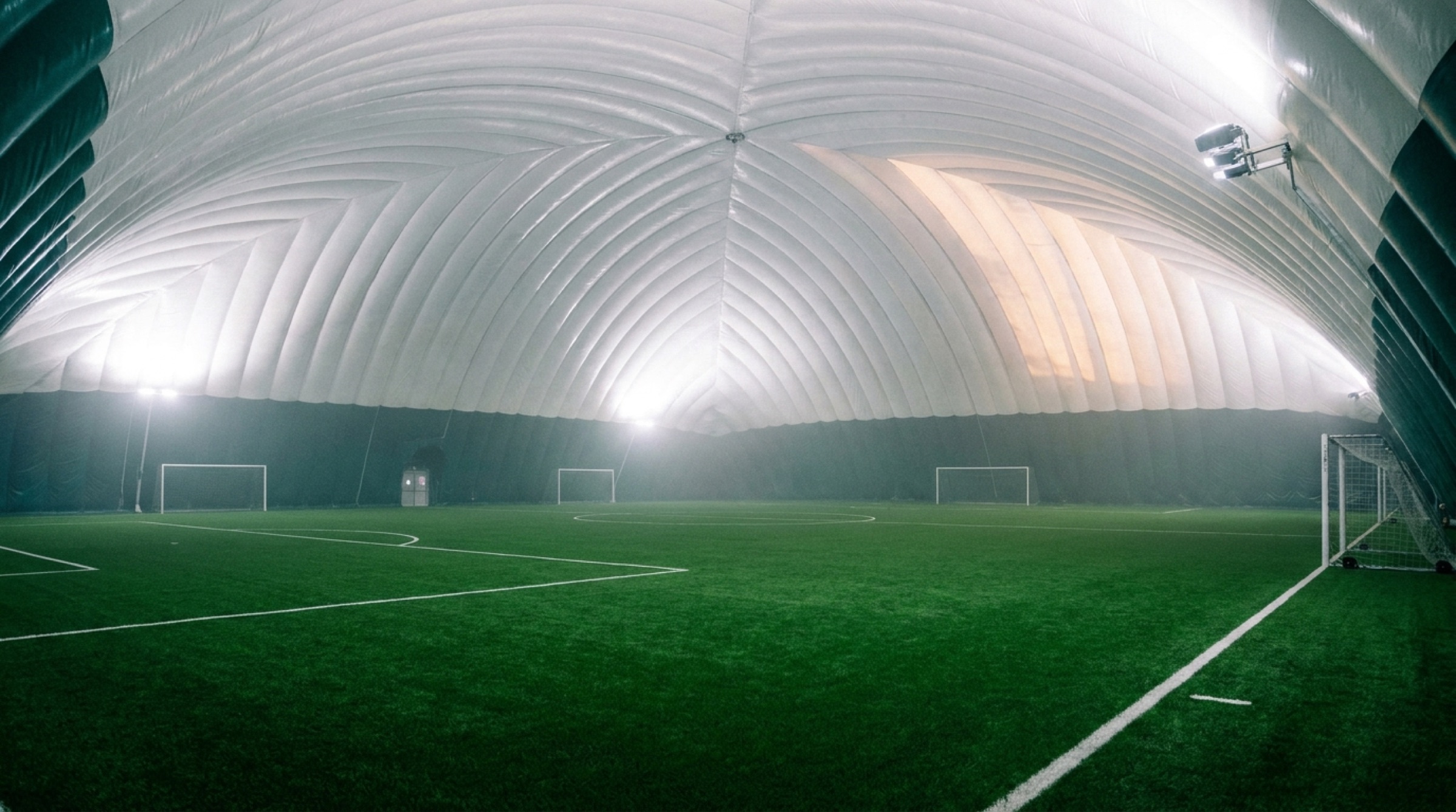 Boisko WNB Arena — 60 × 45 m, sztuczna trawa, oświetlenie